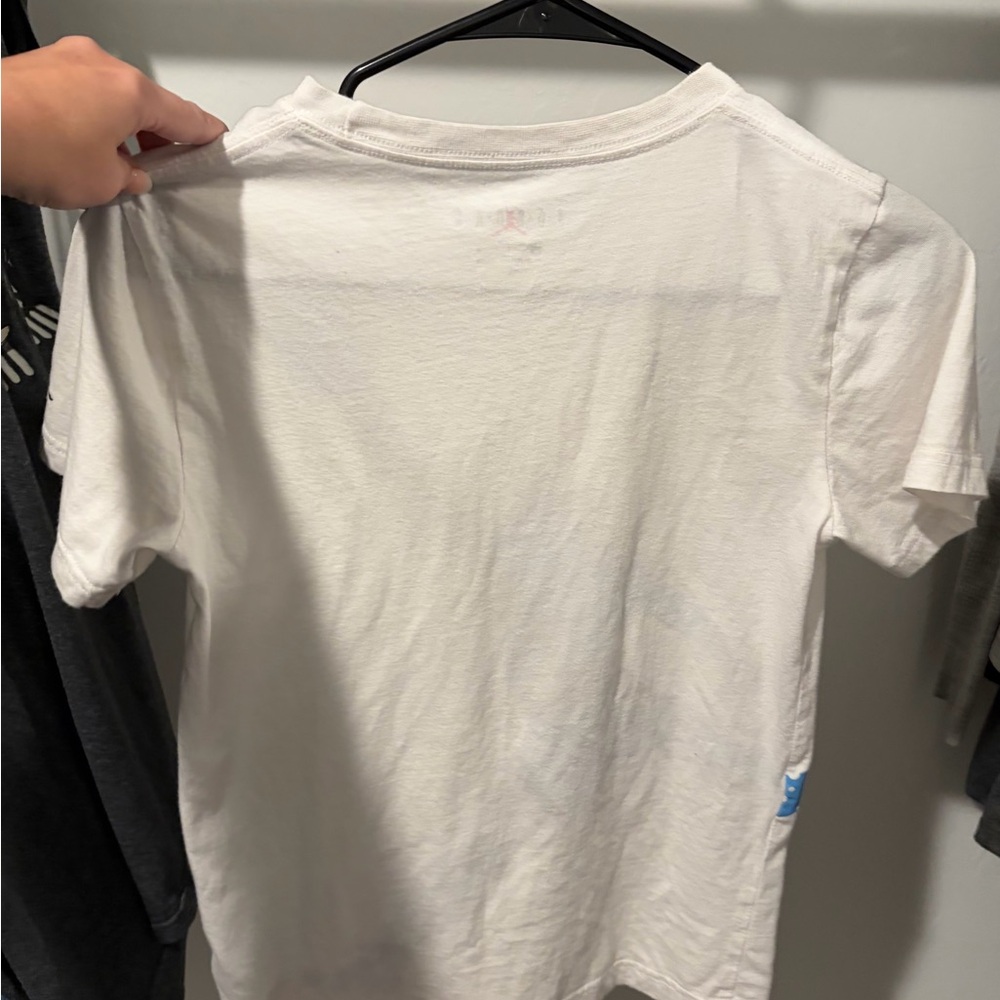 Jordan Kids' Tee with Blue and Black Graphic - Picture 2 of 3